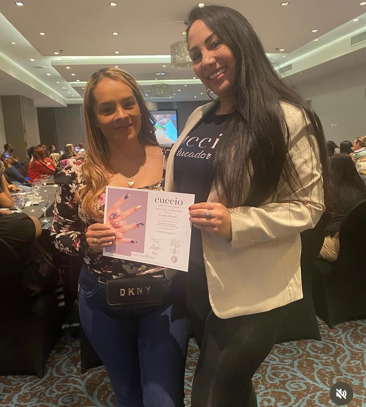 Diploma o certificado de curso en uñas