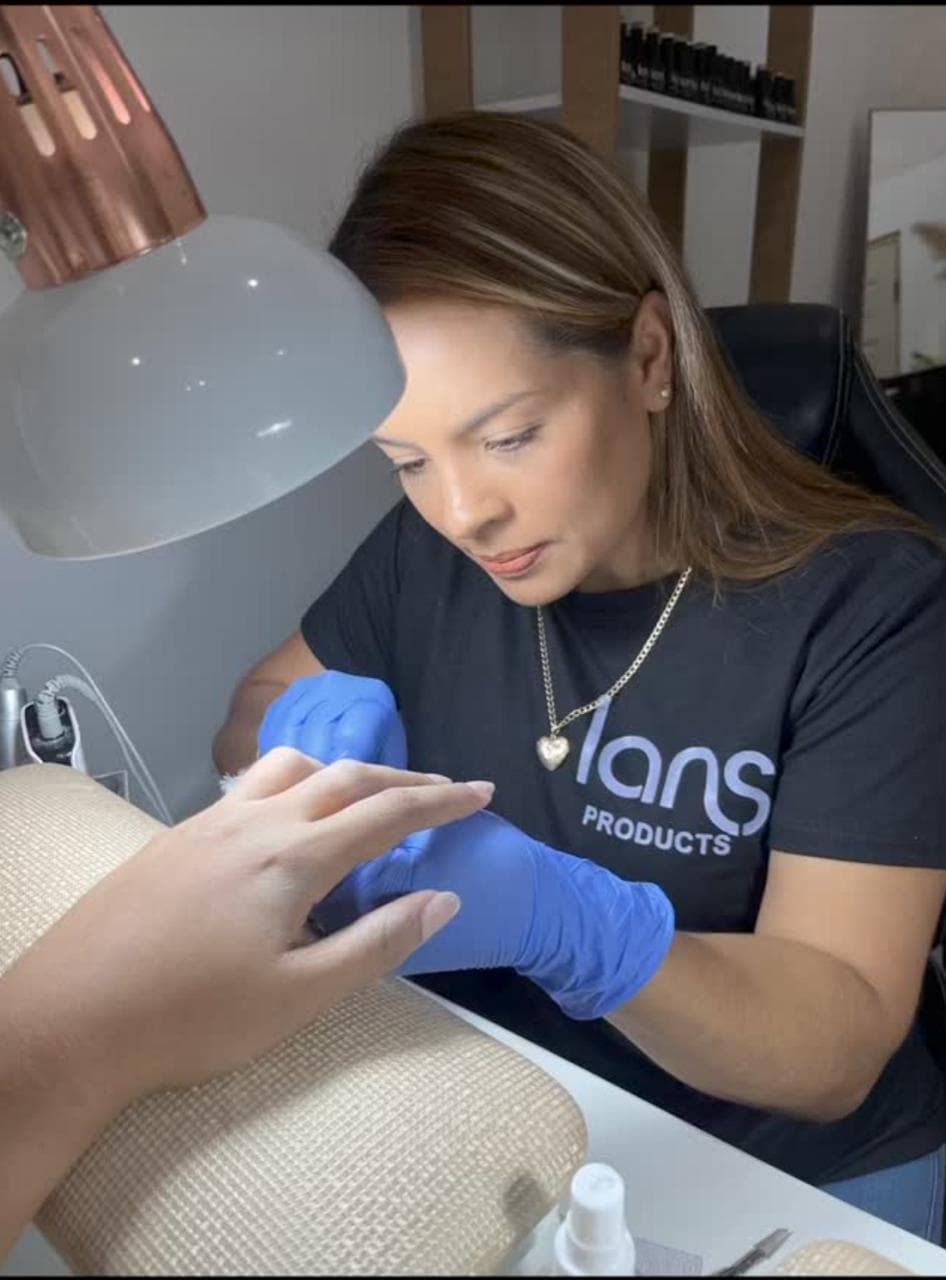 Técnica realizando manicura en mesa de trabajo, salón Greysdary Nails