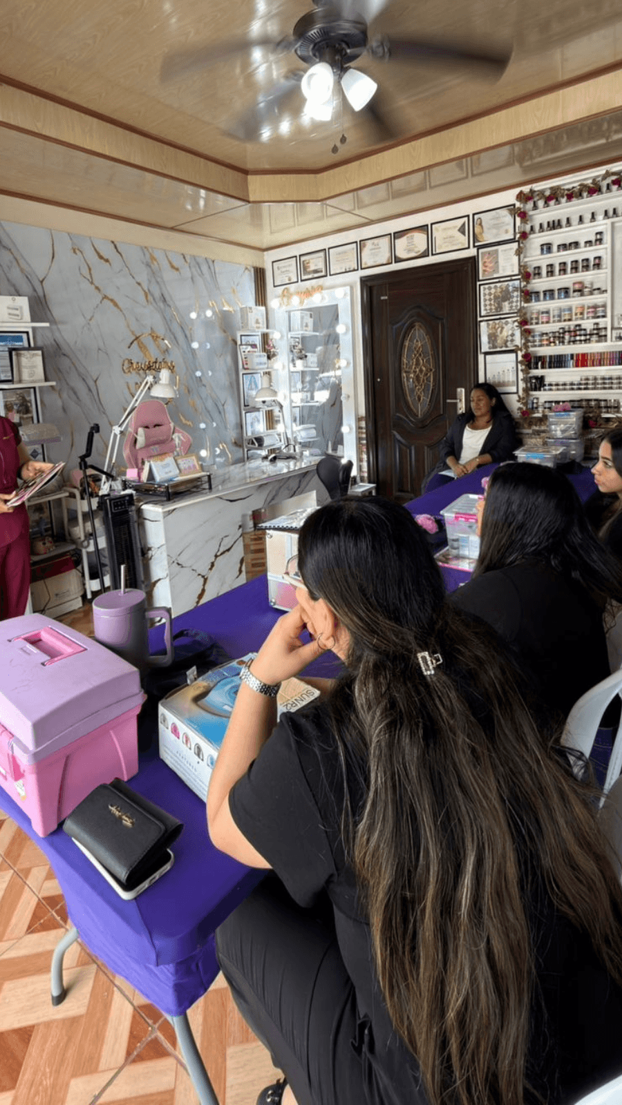 Ambiente del taller de uñas, práctica en grupo
